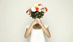 Blumenstrauss Frau versteckt.jpg