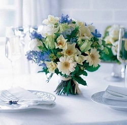 Frühling-Hochzeit-Blumen-Tisch-Narzisse-Flieder-blumenstrauss.jpg