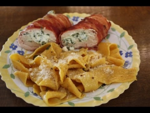 Hähnchenbrust gefüllt mit Bärlauchricotta im Speckmantel mit selbstgemachter Pasta mit Kurkuma